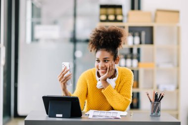Afrikalı üniversite öğrencisi çevrimiçi sınıfına konsantre oluyor.