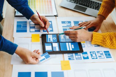 UI geliştiricisinin projelerinde beyin fırtınası yapmasına yakından bakın. Yaratıcı dijital geliştirme ajansı