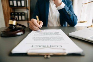 Adalet ve hukuk kavramı. Tahta masadaki mahkeme salonunda erkek yargıç. Modern ofiste çalışan avukat ya da erkek avukat..