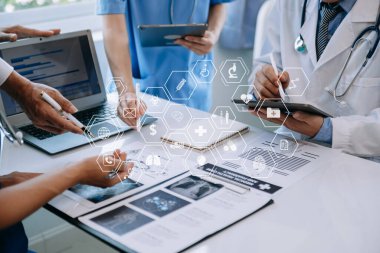 Tıp teknolojisi ekip toplantısı konsepti. Çalışan doktorların arka planına karşı grafik çizelgesi arayüzü.