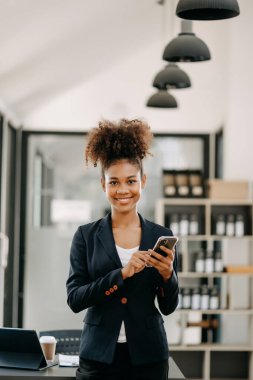 Modern ofisteki genç Afrikalı kadın ofis çalışanı