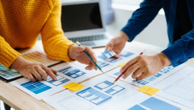 UI geliştiricisinin projelerinde beyin fırtınası yapmasına yakından bakın. Yaratıcı dijital geliştirme ajansı