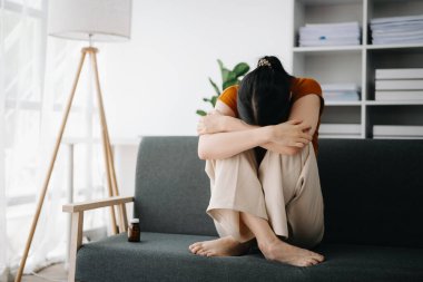 Depresyonda olan genç bir kadın evde kaygı yaşıyor.