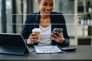 Boş arama çubuğu ile internet veri bilgi ağı konsepti taranıyor. Arka planda Afrikalı iş kadını 