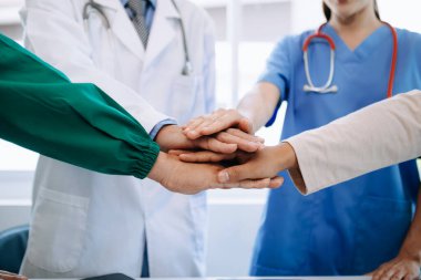 Doktorlar ve hemşireler sendikası elleri koordine eder. Ekip çalışması Başarı ve takıma güven için hastanede konsept.