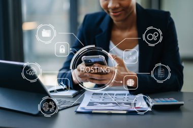 Web sunuculuğu kavramı, bilgisayar, tablet kullanan kadın ve parmağını sanal ekran yazıtının üzerine bastıran masa, internet, iş, dijital teknoloji kavramı.