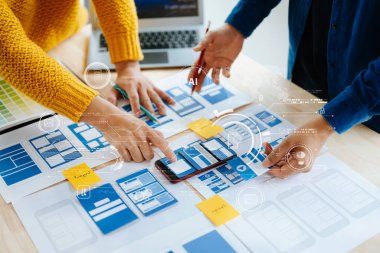 UI geliştiricisinin projelerinde beyin fırtınası yapmasına yakından bakın. Yaratıcı dijital geliştirme ajansı