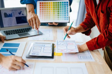 UI geliştiricisinin projelerinde beyin fırtınası yapmasına yakından bakın. Yaratıcı dijital geliştirme ajansı