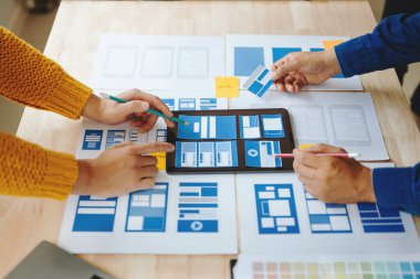 UI geliştiricisinin projelerinde beyin fırtınası yapmasına yakından bakın. Yaratıcı dijital geliştirme ajansı