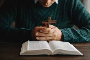 Adam sabah İncil 'e dua ediyor. Kadın İncil' e dua ediyor. Hristiyan hayatı, Tanrı 'ya dua etmek. Güneş ışığında.