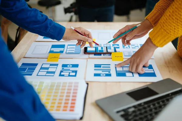 UI geliştiricisinin projelerinde beyin fırtınası yapmasına yakından bakın. Yaratıcı dijital geliştirme ajansı