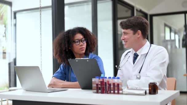 Modern Orvosi Kutatólaboratórium Két Dolgozó Tudós Portréja Laptop Számítógép Használata — Stock videók