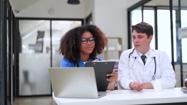 Modern Orvosi Kutatólaboratórium Két Dolgozó Tudós Portréja Laptop Számítógép Használata — Stock videók