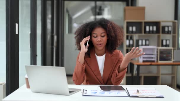Modern Ofiste Çalışırken Akıllı Telefondan Konuşan Kadını — Stok video