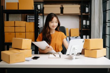 Moda blogcusu konsepti, Asyalı genç bir kadının video yayınında kıyafet satışı. Başlangıçta küçük işletme KME