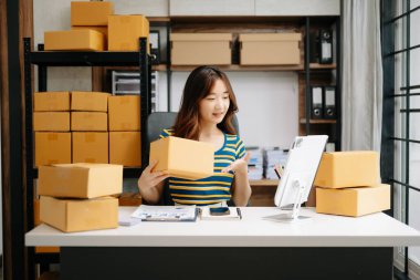 Moda blogcusu konsepti, Asyalı genç bir kadının video yayınında kıyafet satışı. Başlangıçta küçük işletme KME