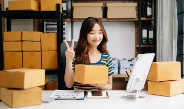 Moda blogcusu konsepti, Asyalı genç bir kadının video yayınında kıyafet satışı. Başlangıçta küçük işletme KME