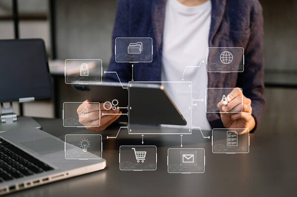 Цифровой маркетинг на виртуальном экране. Бизнесвумен, работающая с планшетным ПК