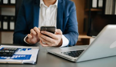 Adam evde akıllı telefon ve tablet kullanıyor.