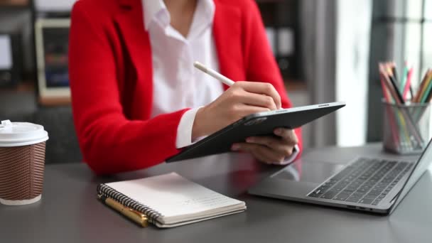 Geschäftsfrau Arbeitet Büro Mit Laptop Und Tablet — Stockvideo