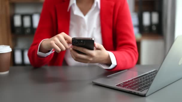 Businesswoman Pracuje Laptopem Smartfonem Biurze — Wideo stockowe