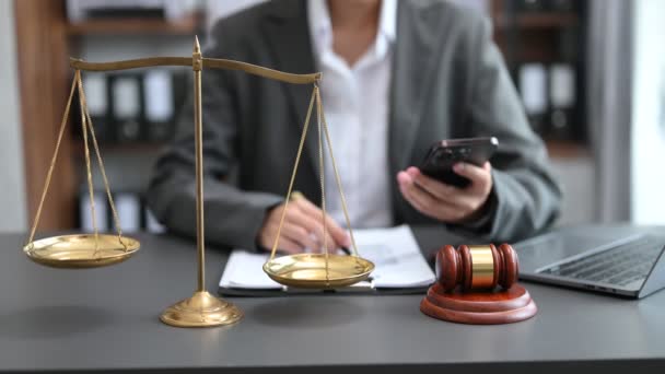 正義と法律の概念 テーブルとカウンセラーまたはオフィスで働く男性弁護士の裁判官 — ストック動画
