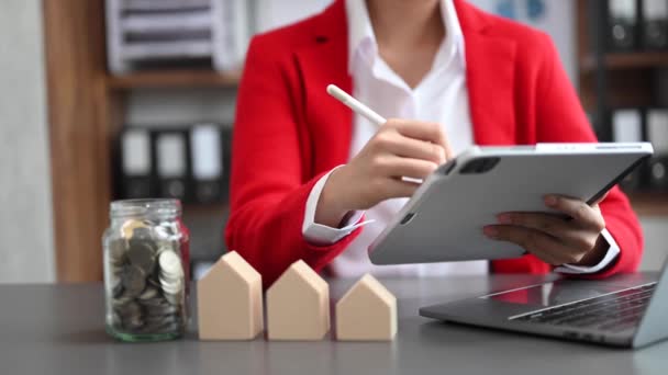 Business Woman Hands Working Digital Tablet Piggy Bank Desk Office — Vídeo de Stock