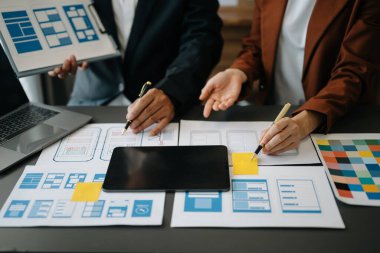 UX geliştiricisi ve ui tasarımcısı modern ofiste renk kodlu mobil uygulama arayüzü tasarımı. 