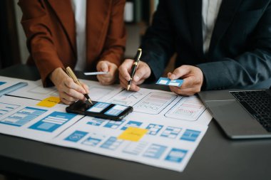 UX geliştiricisi ve ui tasarımcısı modern ofiste renk kodlu mobil uygulama arayüzü tasarımı. 