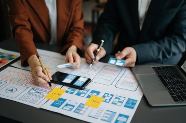 UX geliştiricisi ve ui tasarımcısı modern ofiste renk kodlu mobil uygulama arayüzü tasarımı. 