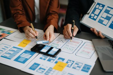 UX geliştiricisi ve ui tasarımcısı modern ofiste renk kodlu mobil uygulama arayüzü tasarımı. 