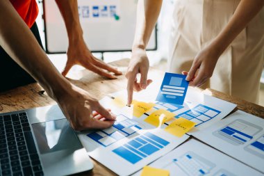 UX geliştiricisi ve ui tasarımcısı modern ofiste renk kodlu mobil uygulama arayüzü tasarımı. 