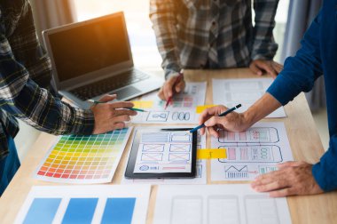 UI geliştiricilerinin yeni projelerinde beyin fırtınası yapmalarını yakından izliyoruz. Ofiste çalışan yaratıcı dijital geliştirme ajansı