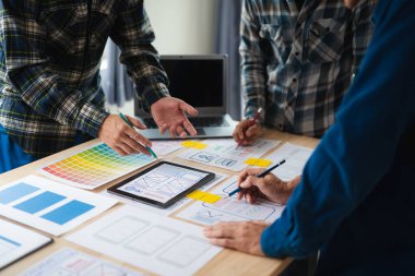 UI geliştiricilerinin yeni projelerinde beyin fırtınası yapmalarını yakından izliyoruz. Ofiste çalışan yaratıcı dijital geliştirme ajansı