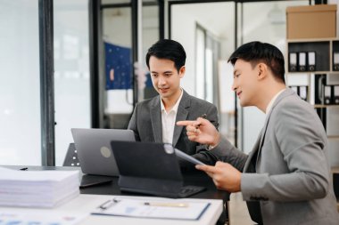 İş adamları çalışır ve iş planlarını tartışırlar..