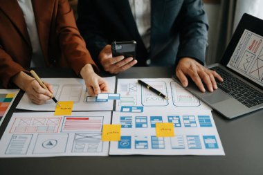 UX geliştiricisi ve ui tasarımcısı modern ofiste renk kodlu mobil uygulama arayüzü tasarımı. 