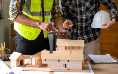 Mühendis ekibi dijital tablet bilgisayar kullanarak proje inşaatı için çok çalışıyor 