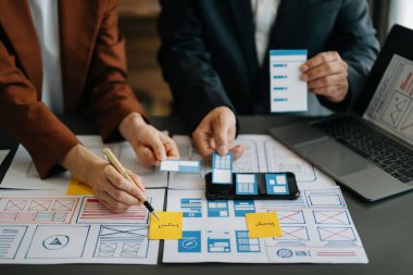 UX geliştiricisi ve ui tasarımcısı modern ofiste renk kodlu mobil uygulama arayüzü tasarımı. 