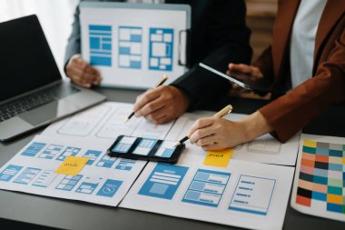 UX geliştiricisi ve ui tasarımcısı modern ofiste renk kodlu mobil uygulama arayüzü tasarımı. 