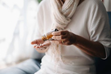 Haplar ellerde. Acılı bir gençlik dönemi. Yaşlıların sağlığıyla ilgilenmek.