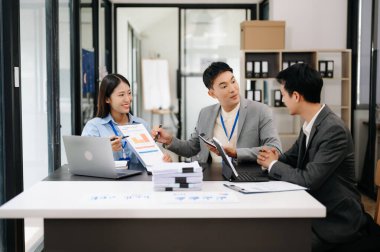 İş ekibi toplantı odasında beyin fırtınası yapıyor. Mali muhasebe ve denetim kavramı. 