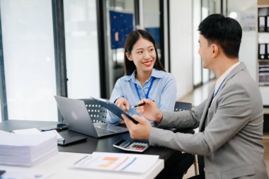 Ofiste konuşan iki iş adamı, hesapla ve bilgisayarı kullan 