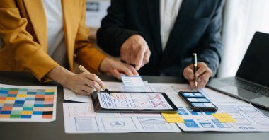 UX geliştiricisi ve ui tasarımcısı modern ofiste renk kodlu mobil uygulama arayüzü tasarımı. 