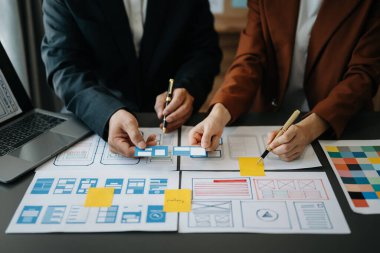 UX geliştiricisi ve ui tasarımcısı modern ofiste renk kodlu mobil uygulama arayüzü tasarımı. 