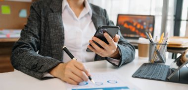 İş kadını elleri sosyal ağ diyagramı olan akıllı telefonu kavram olarak kullanır 