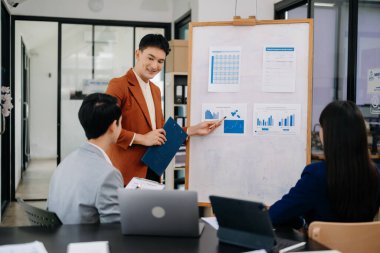 Eğitim, İşletme, Başlangıç Konsepti. Bir grup iş adamı ofiste sunum yapıyor.