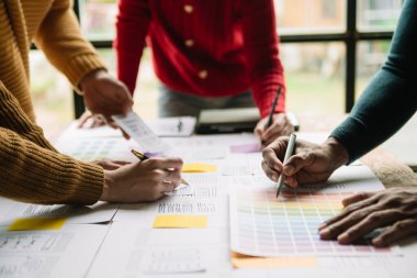 UX geliştiricisi ve ui tasarımcısı modern ofiste renk kodlu mobil uygulama arayüzü tasarımı. 