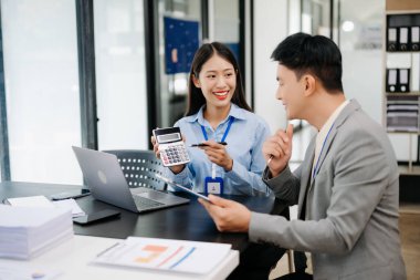 Ofiste konuşan iki iş adamı, hesapla ve bilgisayarı kullan 