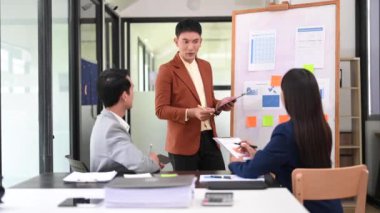 Konferans, Eğitim, İş Konsepti. İş adamı, bir grup akıllı iş adamı için ofisinde sunum yapıyor.