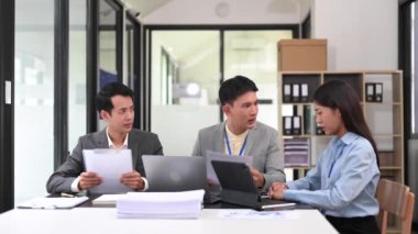 Ofiste bir hata yaptıktan sonra iki Asyalı iş adamı şiddetle tartışıyor.